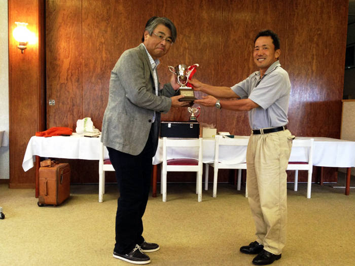 日本代表理事の伊藤亮介先生から，優勝者双日㈱の安永耕一郎様へ優勝カップ贈 呈